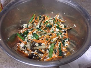 日式蔬菜拌豆腐,再放入挤干水分的菜心，炒好的胡萝卜和蟹味菇。拌匀。
