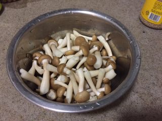 日式蔬菜拌豆腐,蟹味菇去掉根部，洗干净，沥干水分。