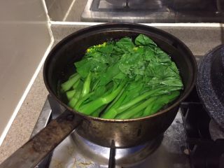日式蔬菜拌豆腐,煮过豆腐的沸水里加一点盐，放入菜心，汆烫30秒。