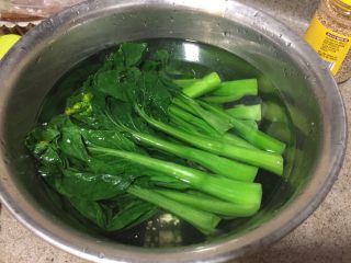 日式蔬菜拌豆腐,捞出来菜心，放入冰水里冰镇一下。这样有助于保持蔬菜的颜色翠绿。
