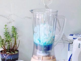 蓝天冰沙,将蓝柑糖浆，酸奶，糖水（糖水浓度大家都不同，根据自己口味增减）冰块加入碎冰机。