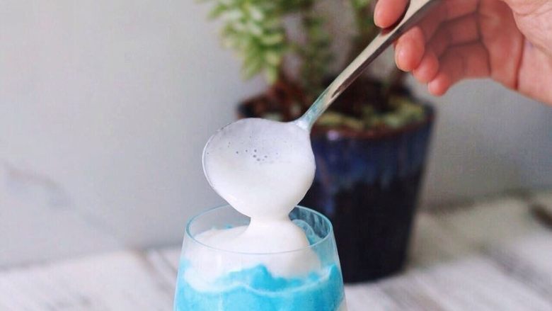 蓝天冰沙,将第一步打发的奶泡用勺子填充到杯顶。