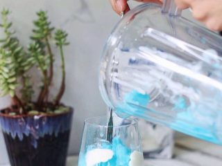 蓝天冰沙,将打好的冰沙小心倒入杯中，可用勺子将空气导出，休息不要碰到“白云”。