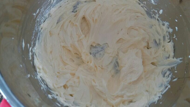 奶香草莓饼干,分三次加入蛋液，打至黄油全发状态
