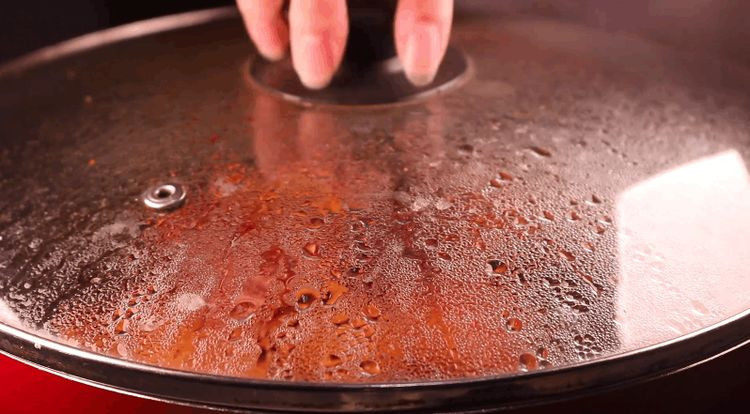 五花肉拿来这样做，比红烧肉还要好吃百倍！,倒入半杯的清水，煮开后盖上盖子小火焖15分钟左右。