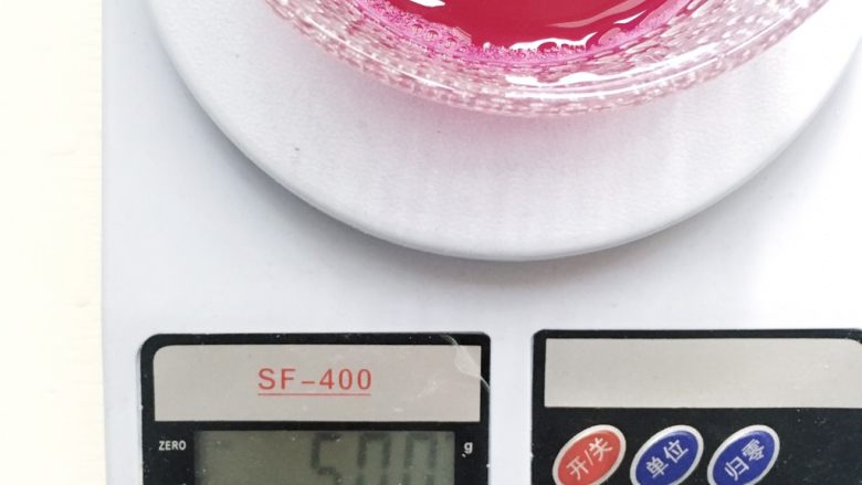 火龙果蛋糕卷,红心火龙果泥过筛取汁称50克（喜欢有籽的也可以省略这一步）