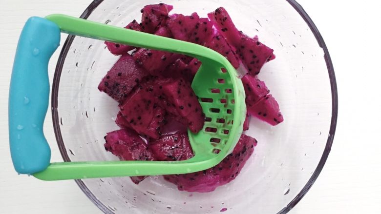 火龙果蛋糕卷,食材处理：红心火龙果果肉用研磨勺研磨成果泥