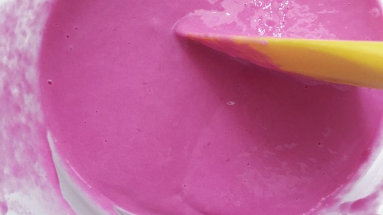 火龙果蛋糕卷,搅拌均匀后的状态是细腻无颗粒且粘稠易滑落的