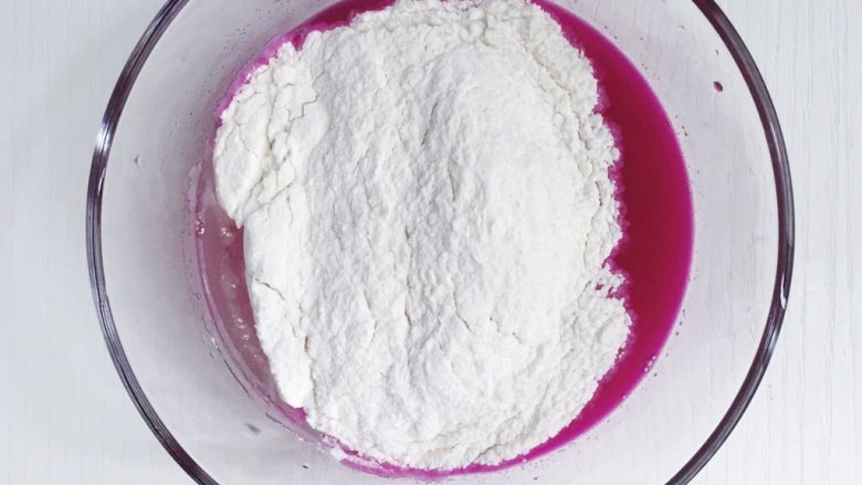 火龙果蛋糕卷,加入蛋黄 油的火龙果汁后筛入低筋面粉