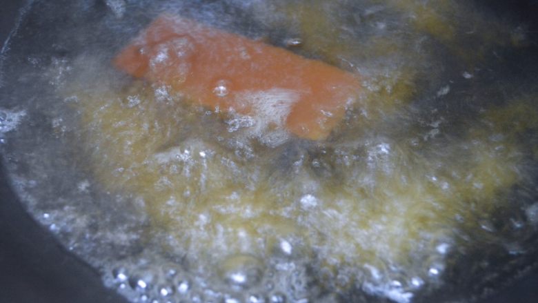 香爽红糖冰粉,水烧开后将红糖放入锅里熬制。