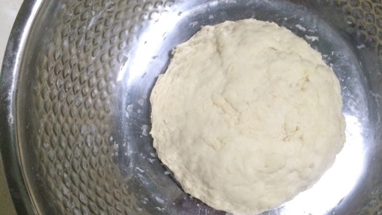玉米香肠面包,然后揉匀即可，无需出膜也不用面团光滑，盖上保鲜膜入冰箱冷藏发酵17小时以上，最长不要超过3天。