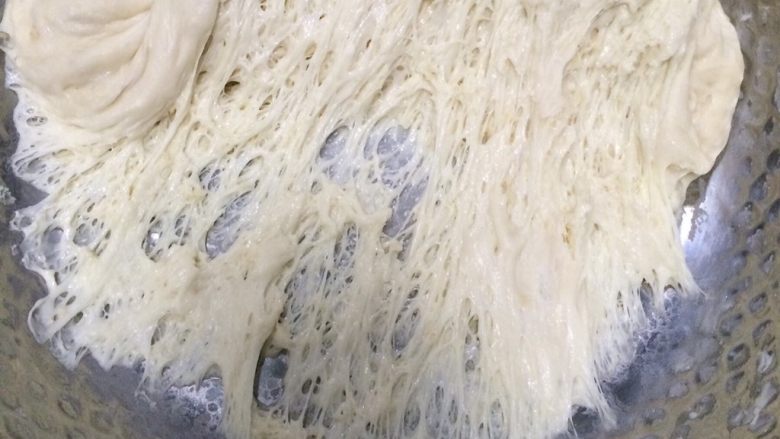 玉米香肠面包,这次我冷藏了22小时，撕开发酵好的面团会呈现蜂窝状。