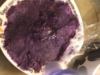 紫薯苦瓜圈（减脂餐）,因为家里没蜂蜜了，就喷了点水，这步你可以放蜂蜜，使紫薯有粘性而且可以让苦瓜不是那么苦