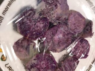 紫薯苦瓜圈（减脂餐）,撒少许水，盖上保鲜膜