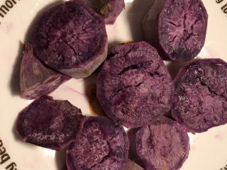 紫薯苦瓜圈（减脂餐）,切块摆到一个能放在微波炉加热的盘子里