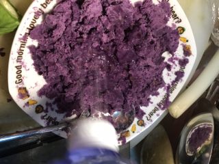 紫薯苦瓜圈（减脂餐）,把紫薯泥用勺子或者手塞到苦瓜里，要填实了哈，然后一起切成小圈圈
