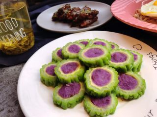 紫薯苦瓜圈（减脂餐）,切好的苦瓜紫薯圈就可以摆盘吃啦，觉得苦的宝宝也可以在上面淋些蜂蜜哟～最后祝大家每天都有一个好心情٩(˃̶͈̀௰˂̶͈́)و