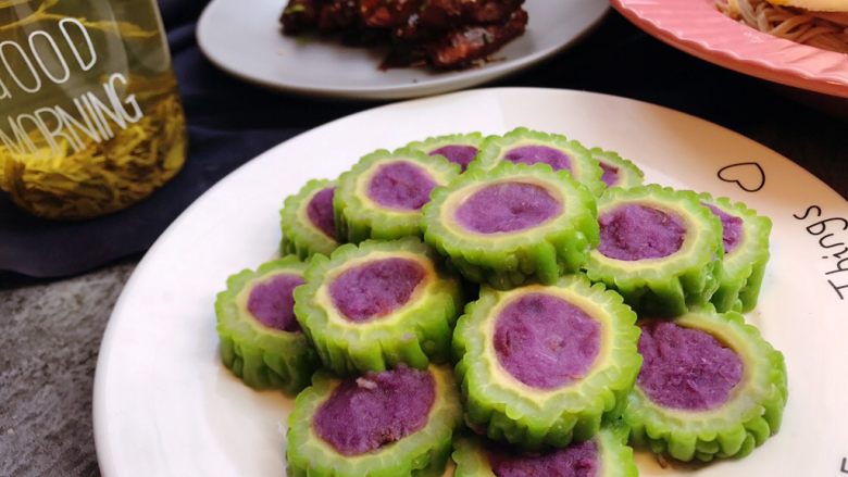 紫薯苦瓜圈（减脂餐）,切好的苦瓜紫薯圈就可以摆盘吃啦，觉得苦的宝宝也可以在上面淋些蜂蜜哟～最后祝大家每天都有一个好心情٩(˃̶͈̀௰˂̶͈́)و