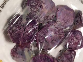 紫薯苦瓜圈（减脂餐）,高火叮2分钟左右，把紫薯翻面，在撒少许水，高火两分钟