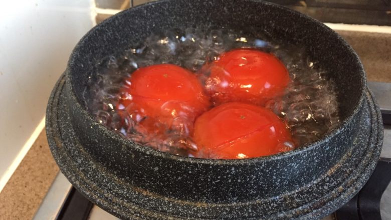 番茄炖冻豆腐,大火煮开，继续煮1-2分钟。煮到番茄表皮裂开。