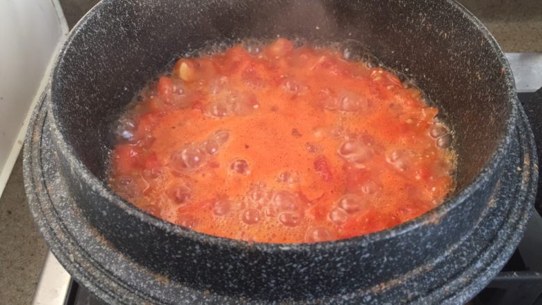 番茄炖冻豆腐,15分钟以后番茄基本煮烂，如果有留下大块的番茄，现在加进去煮