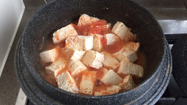 番茄炖冻豆腐,再加入冻豆腐，大火煮开，转小火炖煮5-10分钟。如果喜欢汤汁浓稠，可以大火稍微收汁2分钟，这是个汤菜，不能收干汁水。
