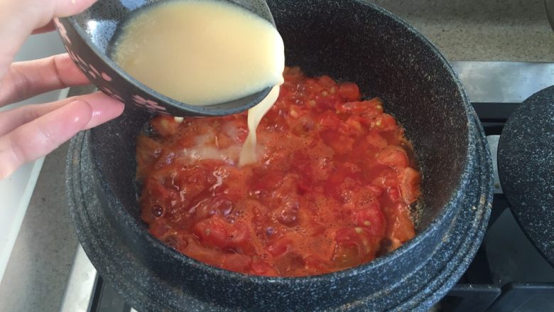 番茄炖冻豆腐,把搅开的味噌水倒入番茄中，搅拌均匀，一起煮沸。转小火，焖煮15-20分钟。