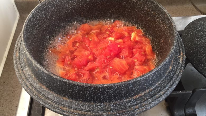 番茄炖冻豆腐,热锅，放入油，烧热以后，放入番茄炒软。或者不放油，把番茄连汁水一起，放入锅内，大火煮开。
