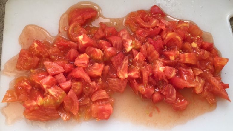 番茄炖冻豆腐,番茄去掉根部，切小块。喜欢吃大块番茄口感的，就留三分之一番茄，切瓣儿。其他番茄切小块。