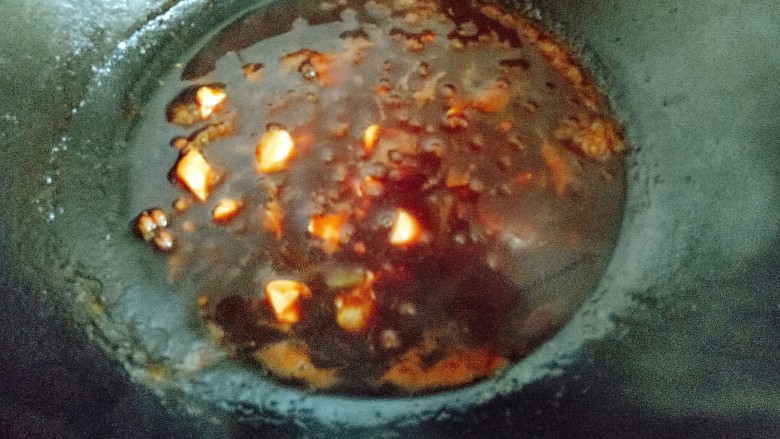 红烧鲈鱼,鱼盛出后，将汤汁用淀粉勾芡至浓稠(淀粉用少量水化开。)