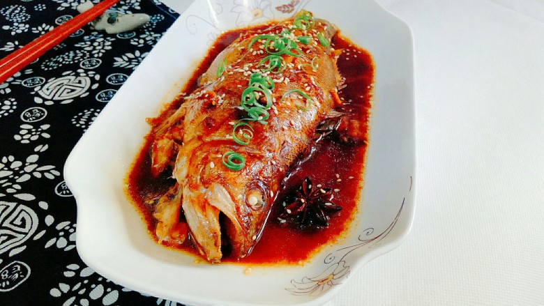 红烧鲈鱼,把汤汁淋在鱼身上，撒上芝麻和葱花就可以了。