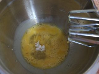 七彩棒棒糖蛋糕,鸡蛋磕入打蛋盆内，加入白糖，进行全蛋打发。