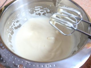 七彩棒棒糖蛋糕,打蛋盆隔温水，打发至蛋液不会很快滴下来，可以在蛋液中写字也不会立马消失。