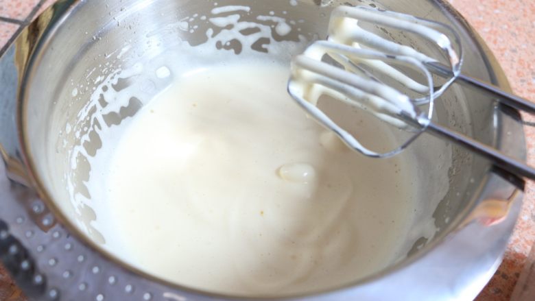 七彩棒棒糖蛋糕,打蛋盆隔温水，打发至蛋液不会很快滴下来，可以在蛋液中写字也不会立马消失。