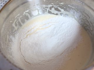 七彩棒棒糖蛋糕,筛入低筋面粉，用刮刀小心地从底部往上翻拌，使蛋糊和面粉混合均匀。动作要轻柔快速。