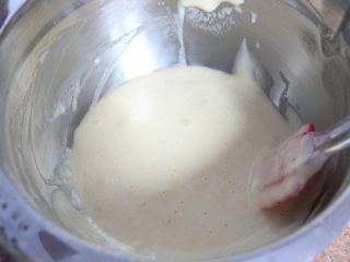 七彩棒棒糖蛋糕,将玉米油缓缓倒入蛋糊中，翻拌均匀。