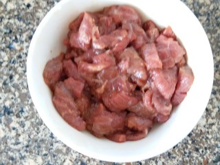 牛肉咖喱饭,牛肉切稍微厚的片，如果切太厚就要用到压力锅煮肉啦，用生粉和生抽抓匀，腌制10分钟