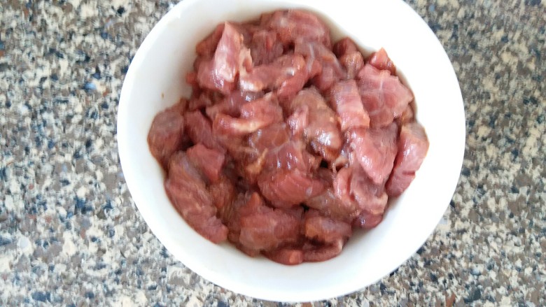 牛肉咖喱饭,牛肉切稍微厚的片，如果切太厚就要用到压力锅煮肉啦，用生粉和生抽抓匀，腌制10分钟