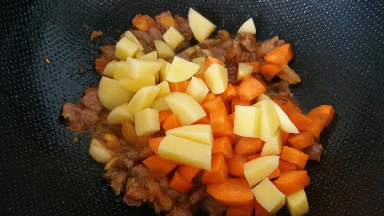 牛肉咖喱饭,牛肉炒熟后下土豆和胡萝卜一起炒五分钟