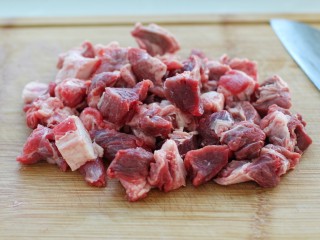 西红柿炖牛肉,牛肉切成适量大小的块状