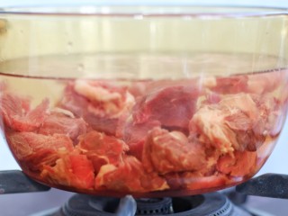 西红柿炖牛肉,把牛肉冷水下锅