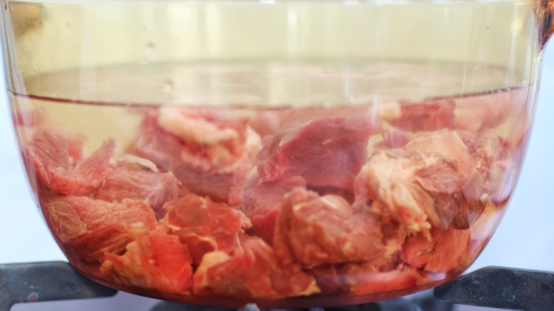 西红柿炖牛肉,把牛肉冷水下锅