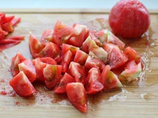 西红柿炖牛肉,西红柿上面划十字刀， 用开水烫一下去皮切块