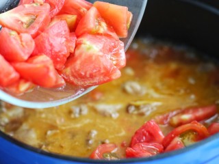 西红柿炖牛肉,再加入另一半西红柿