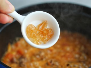 西红柿炖牛肉,待汤汁粘稠时加入冰糖