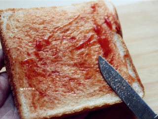 三分钟早餐三明治,取一片吐司，用刀抹上一层番茄酱