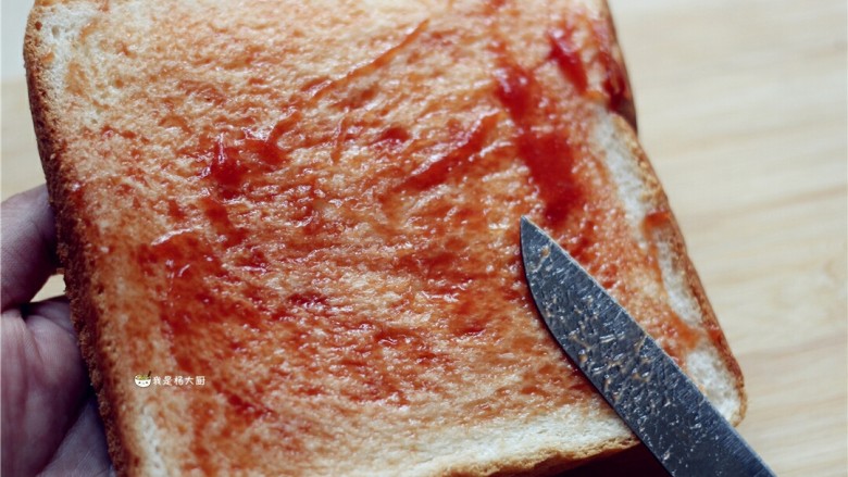 三分钟早餐三明治,取一片吐司，用刀抹上一层番茄酱