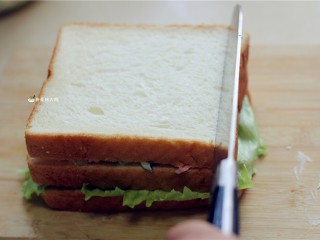 三分钟早餐三明治,用刀切去四边，然后沿着对角切开