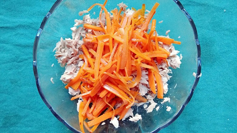 金枪鱼沙拉,炒好的胡萝卜放到金枪鱼的碗中。