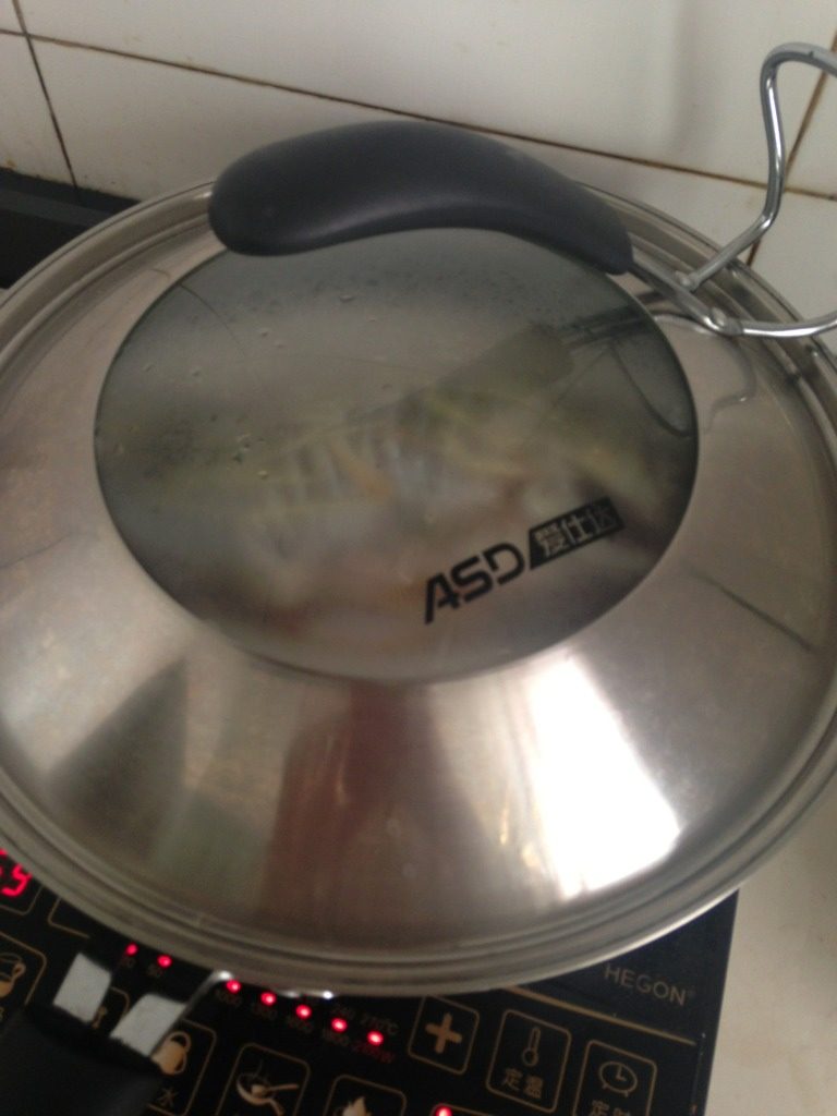 清蒸桂花雨,拿出来把盘中蒸汽水倒掉，步骤4，5的料撒放在鱼面上，蒸2分钟